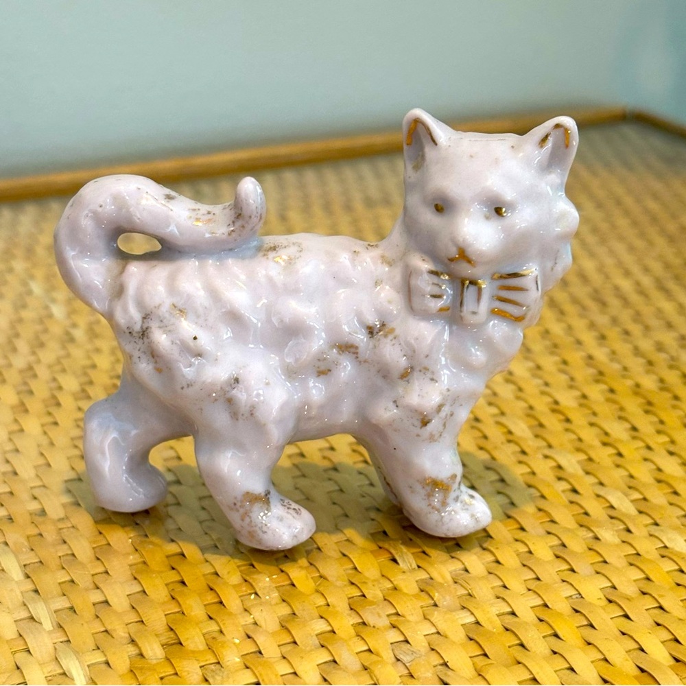 Vintage porcelain cat figurine made in Japan in as new condition!